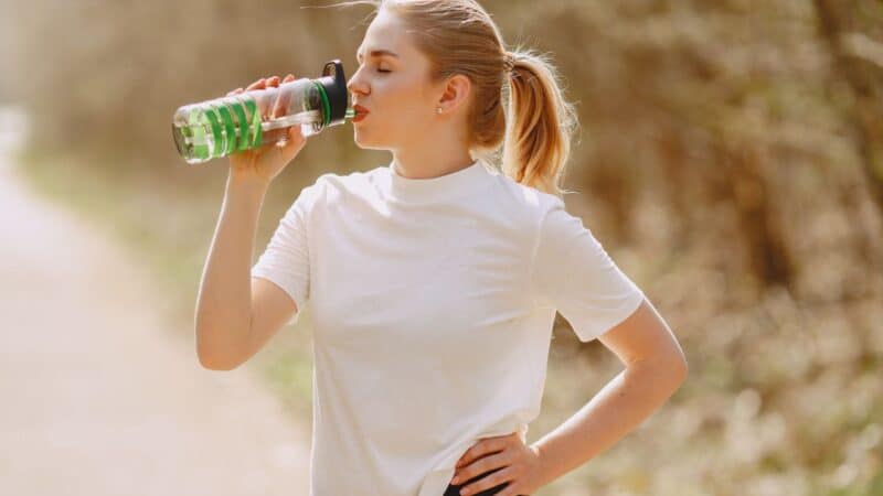 Do you need electrolytes? Will tea cool you down? Is it safe to drink beer? How to stay hydrated in a heatwave