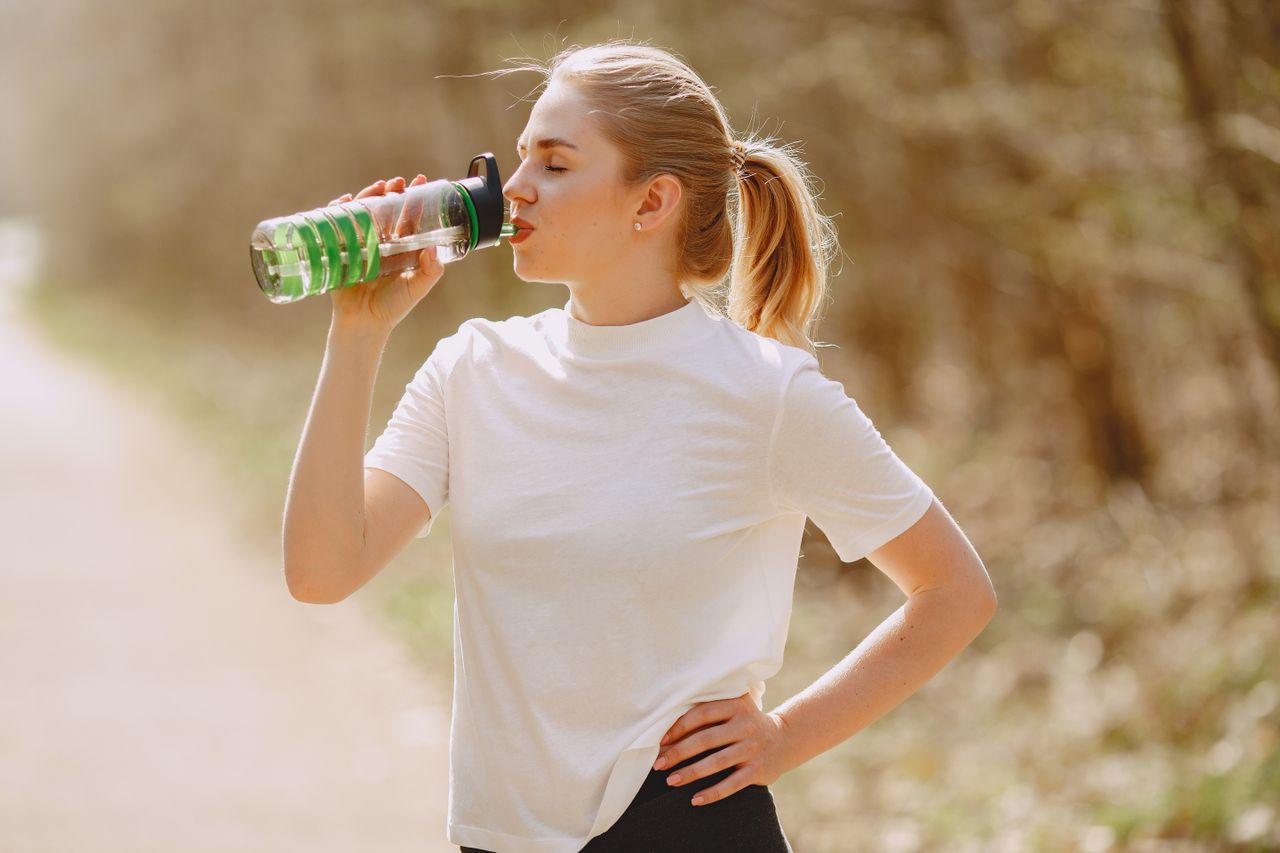 Do you need electrolytes? Will tea cool you down? Is it safe to drink beer? How to stay hydrated in a heatwave